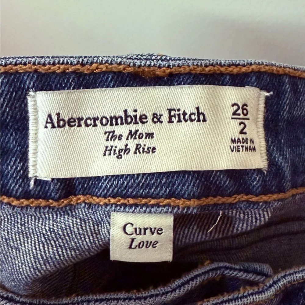 ABERCROMBIE + FITCH Curve Love The Mom High Rise Distressed Straight Leg Jeans